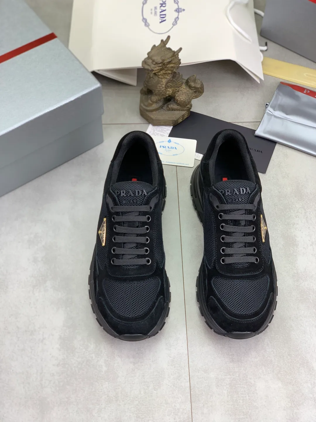 Men's shoes 💰P560💰[New style] popular models are on the official website, 🆘 Trendy brand (Prada) mainly promotes popular models, avant-garde and versatile fashion men's shoes private version mold opening, cowhide surface splicing 1:1.. Fashionable and simple, original imported cowhide lining cowhide feet; the atmosphere and personality are more fashionable, eye-catching and pursuing class. It will subvert the old idea and be a must-have for fashionistas with you! Must keep it for yourself! Tall and comfortable, large and low, high-end quality workmanship. Number of yards: 38-45 4️⃣optional.
